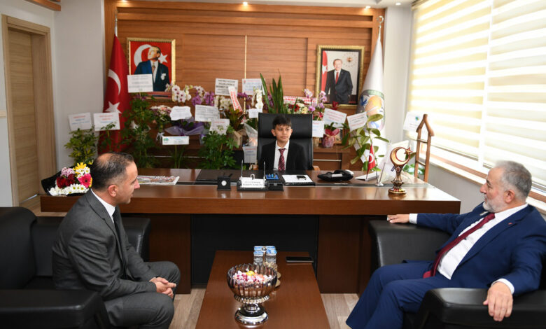 Perşembe Belediye Başkanı Bora Emir Ateşli, Makamında İlçe Milli Eğitim Müdürü Murat Çulfaz, ve Eski Belediye Başkanı Cihat Albayrak'ı Ağırladı