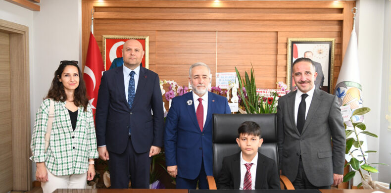 Perşembe Belediye Başkanı Cihat Albayrak, makamını minik başkana devretti