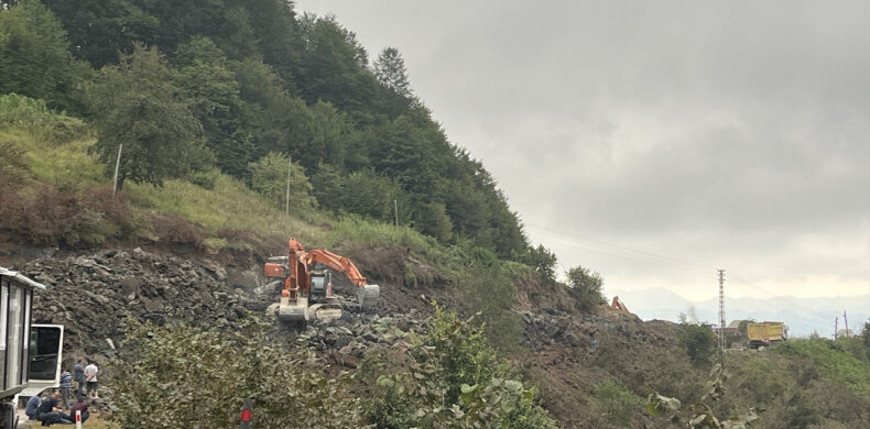 Akkuş-Niksar yolu genişletme çalışmasında patlatılan dinamitler yolun kapanmasına sebep oldu 2